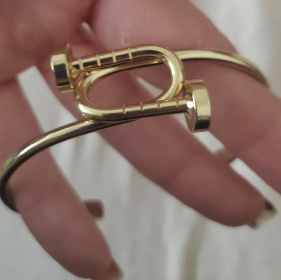 New Twisted Nail Head Gold Cuff Bracelet. - Picture 11 of 15